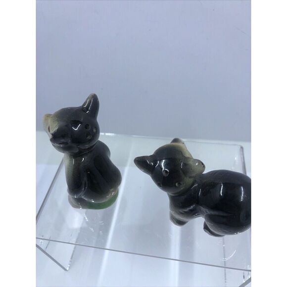 Two Vintage Miniature Porcelain  Cats  1 And 1/2” Tall Salt And Pepper Shakers - Picture 9 of 12